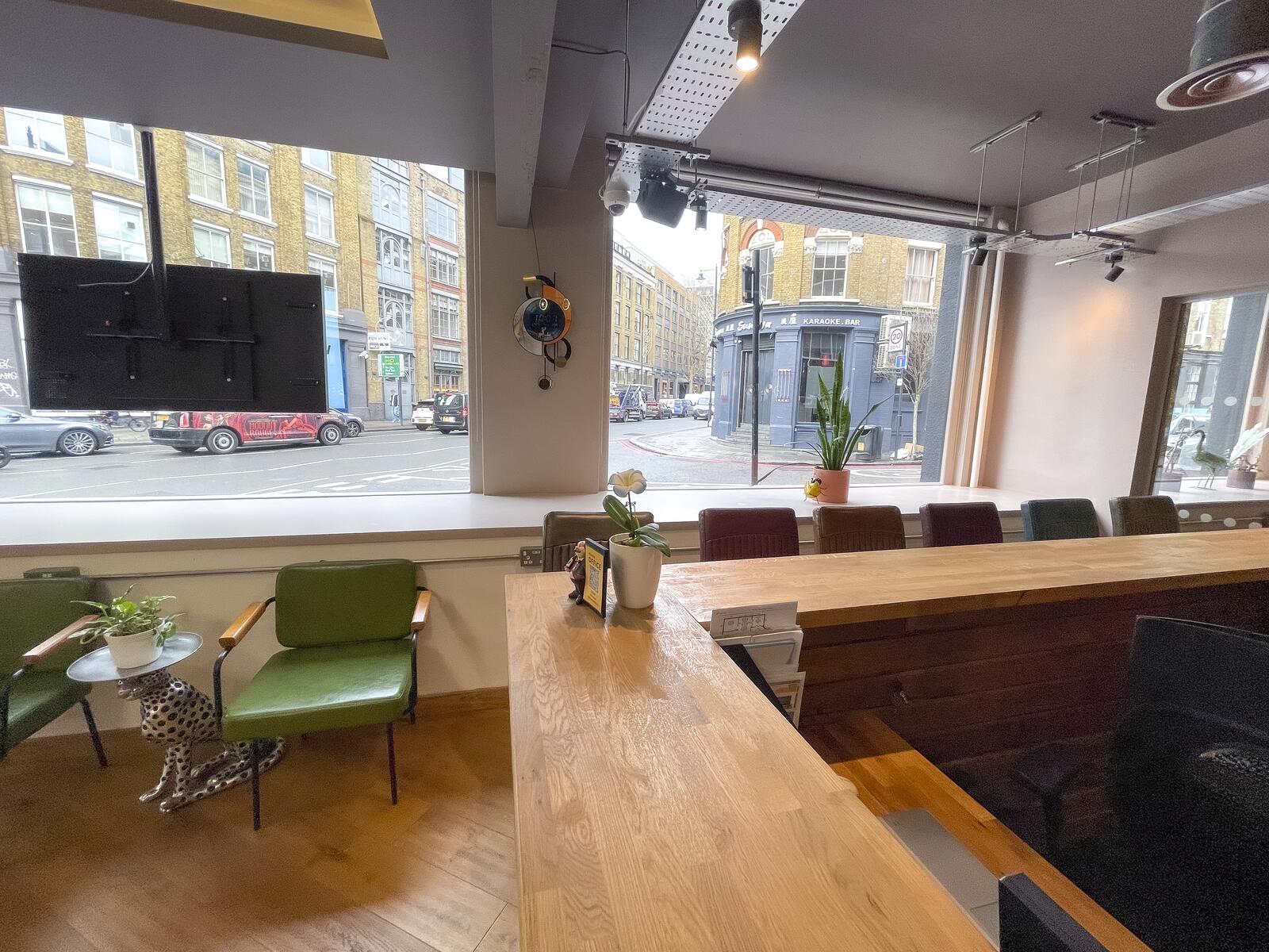 Bar-style counter seating in The Lower Deck, creating a social and collaborative atmosphere for events and networking.